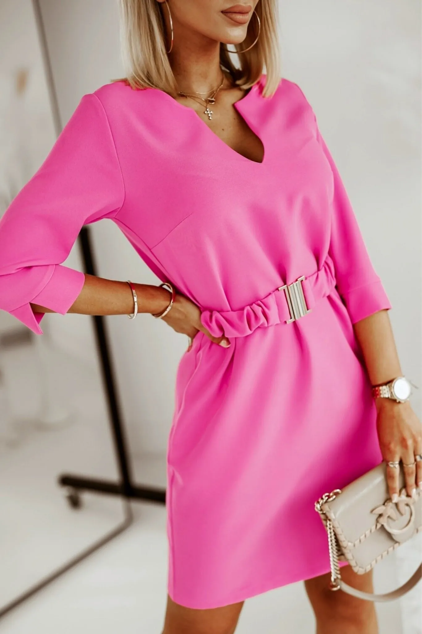 Abito casual fucsia linea dritta con cintura e fibbia dorata