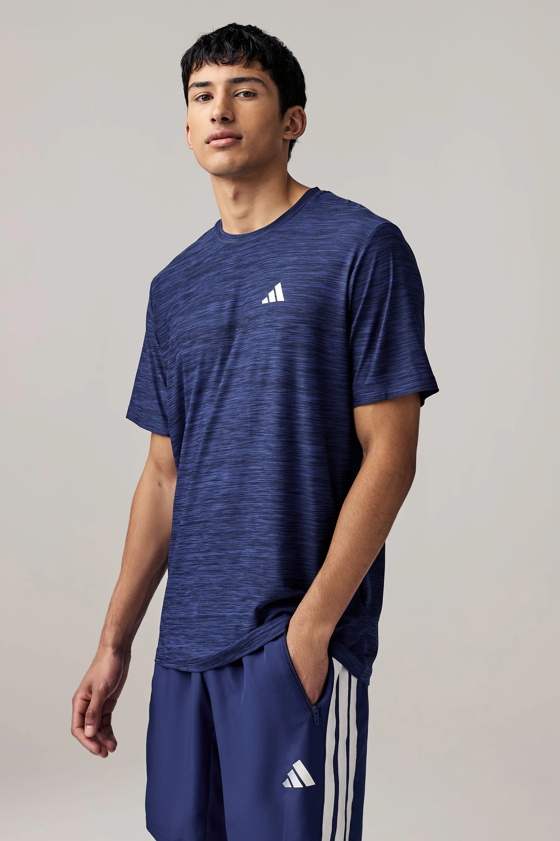 Adidas - Train Must-have - T-shirt elasticizzata per l'allenamento    