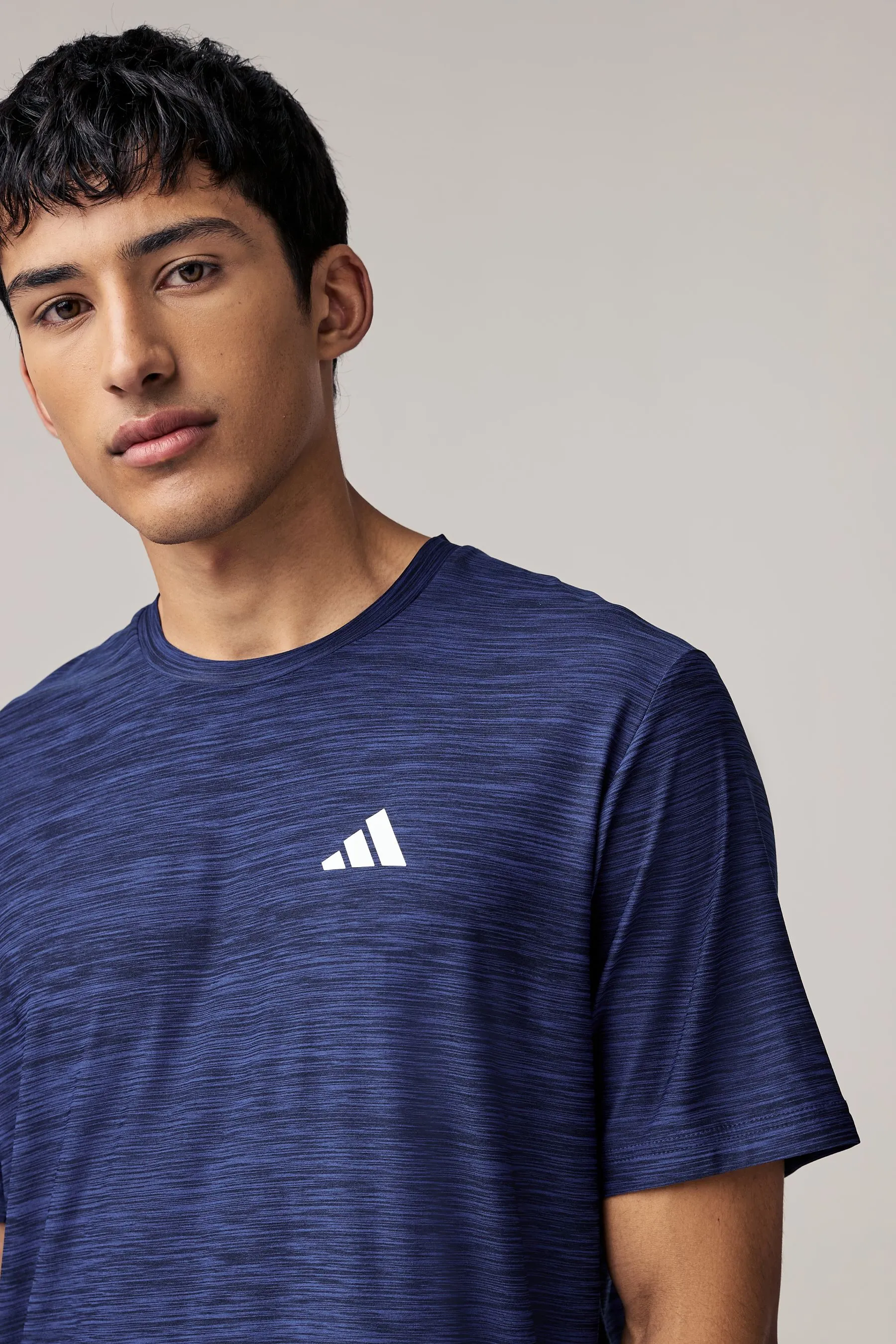Adidas - Train Must-have - T-shirt elasticizzata per l'allenamento    