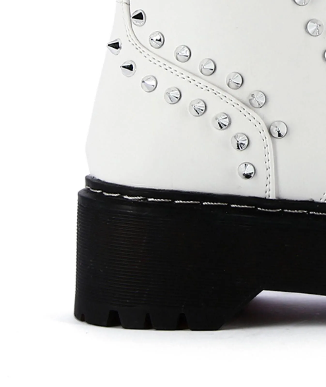 Anfibi bianchi con borchie e platform