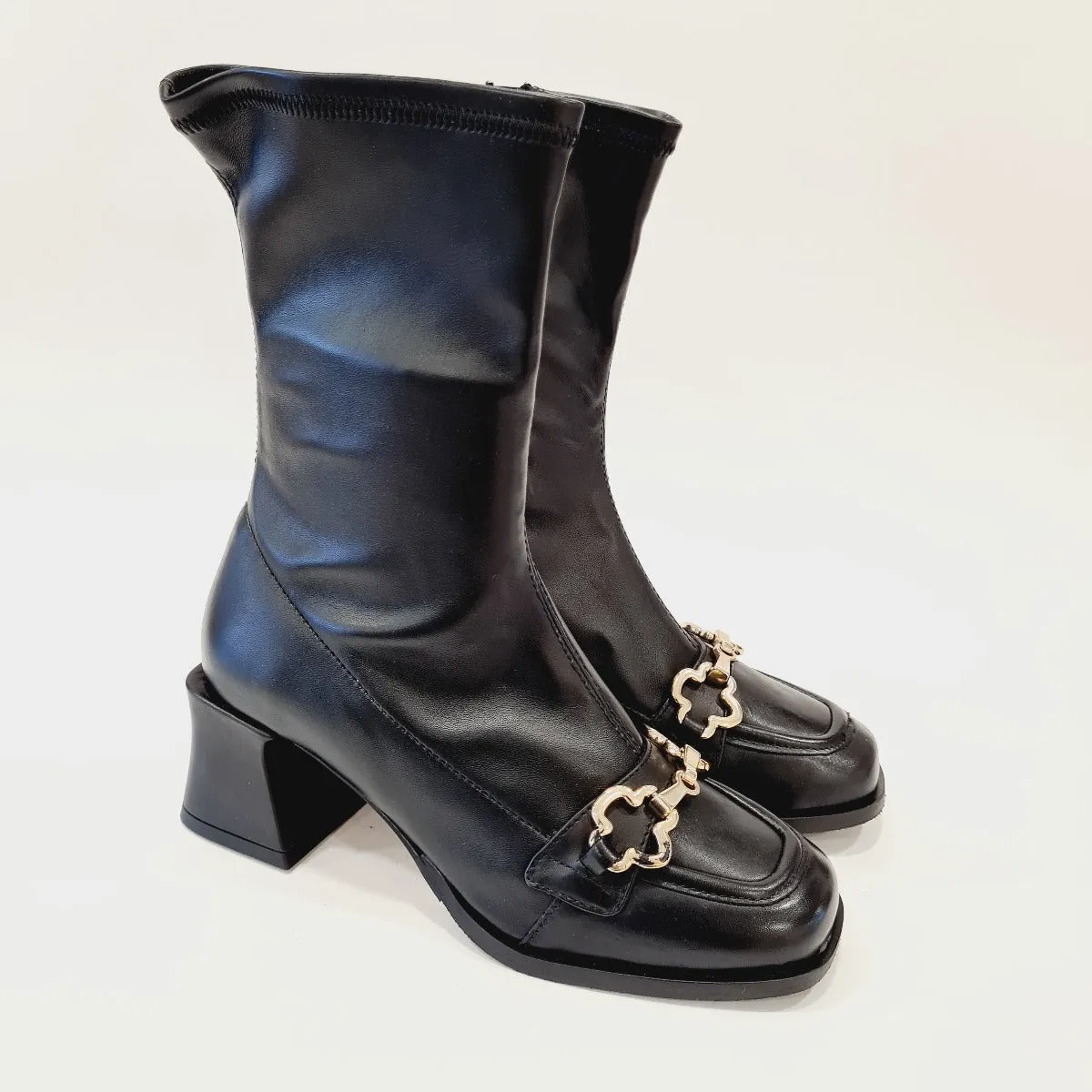 Apepazza Tronchetto Ecopelle color Nero con accessorio Oro tacco alto 6 cm. rif.676