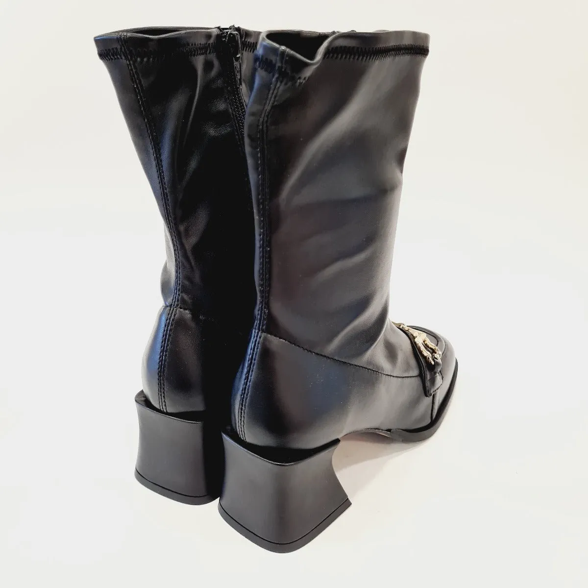 Apepazza Tronchetto Ecopelle color Nero con accessorio Oro tacco alto 6 cm. rif.676