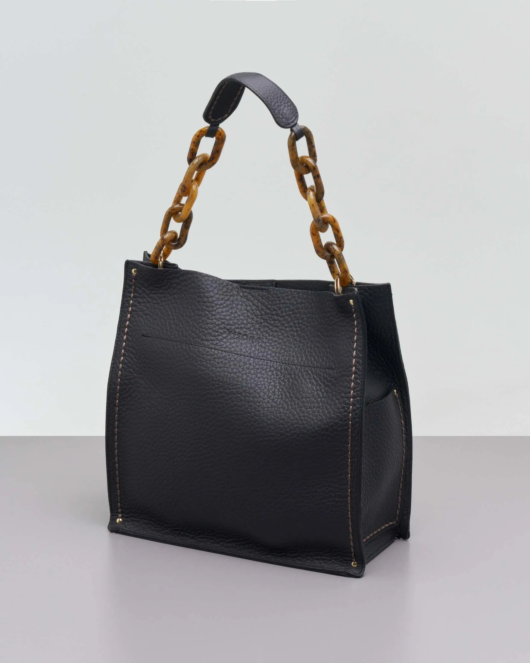 Borsa a spalla nera in pelle martellata a base rgida con manico in resina