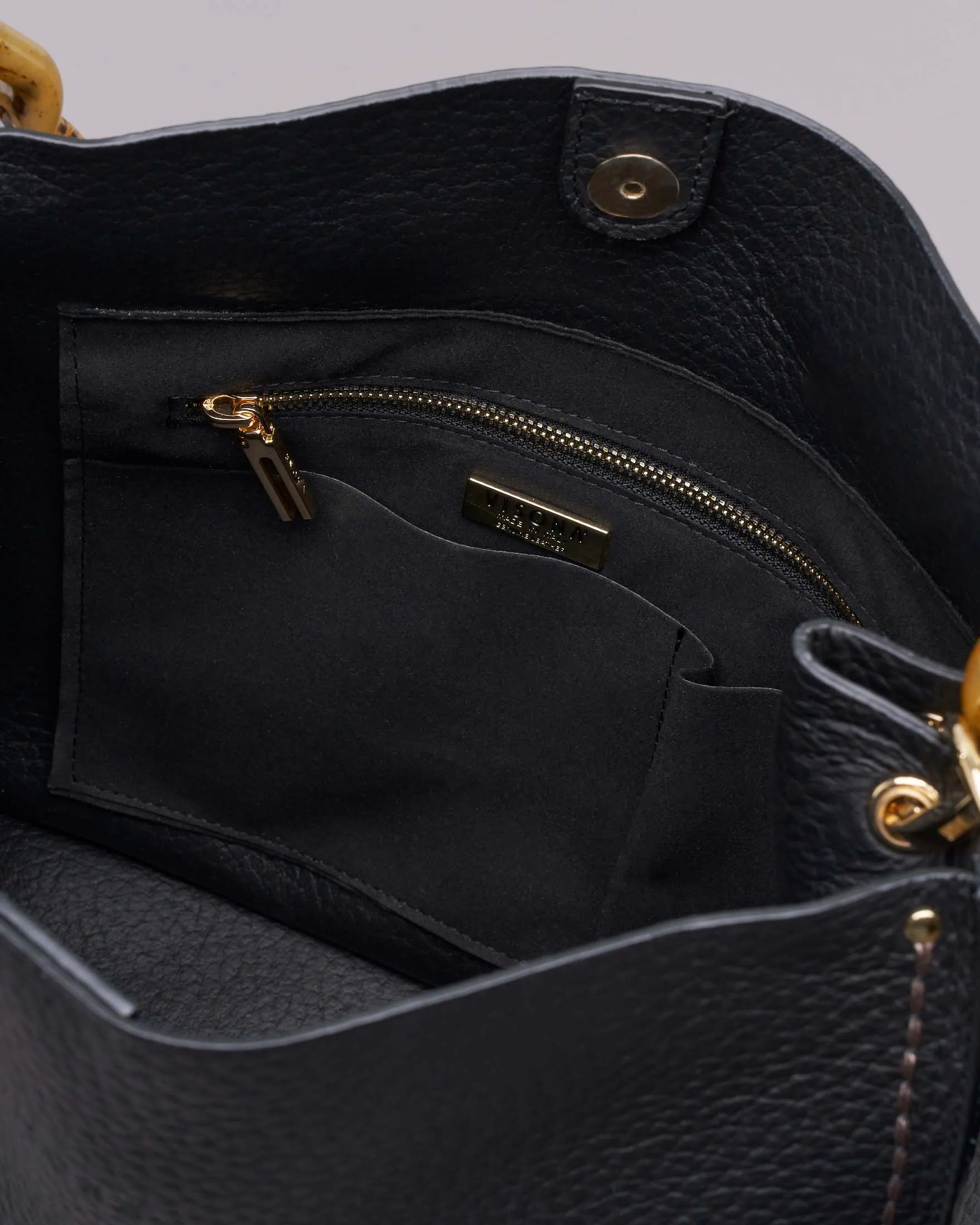 Borsa a spalla nera in pelle martellata a base rgida con manico in resina