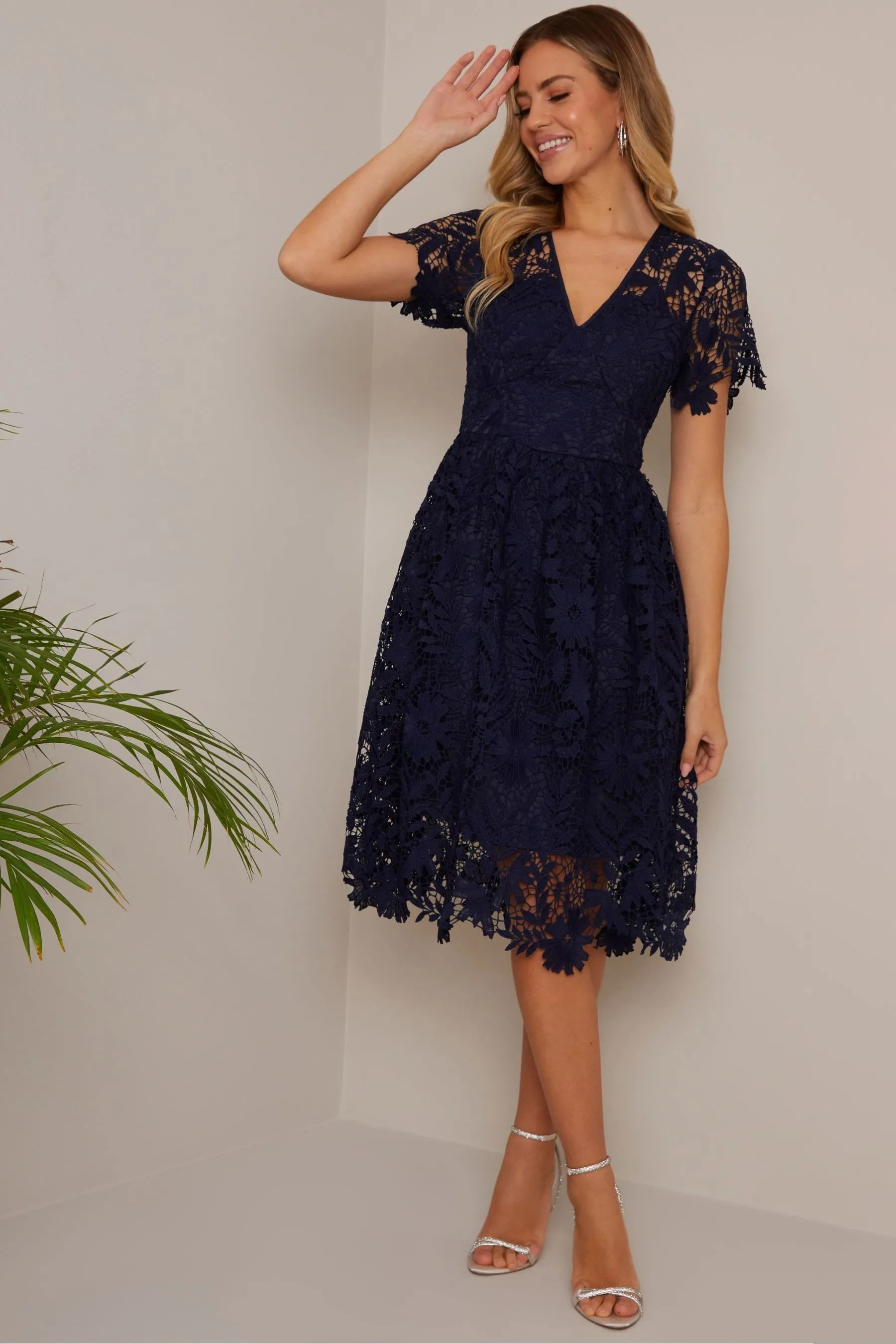 Chi Chi London - Abito midi svasato con scollo a V e Pizzo