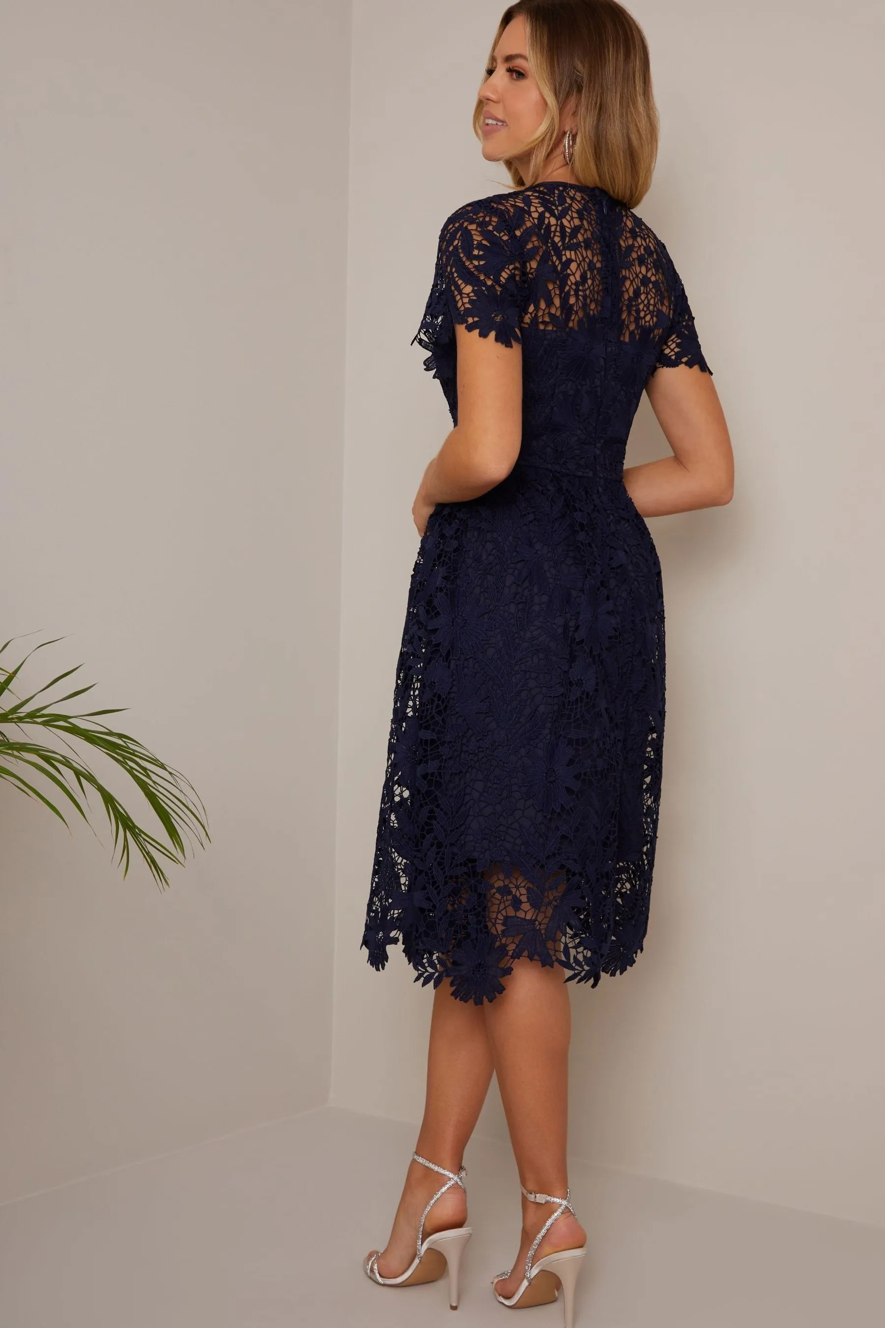 Chi Chi London - Abito midi svasato con scollo a V e Pizzo