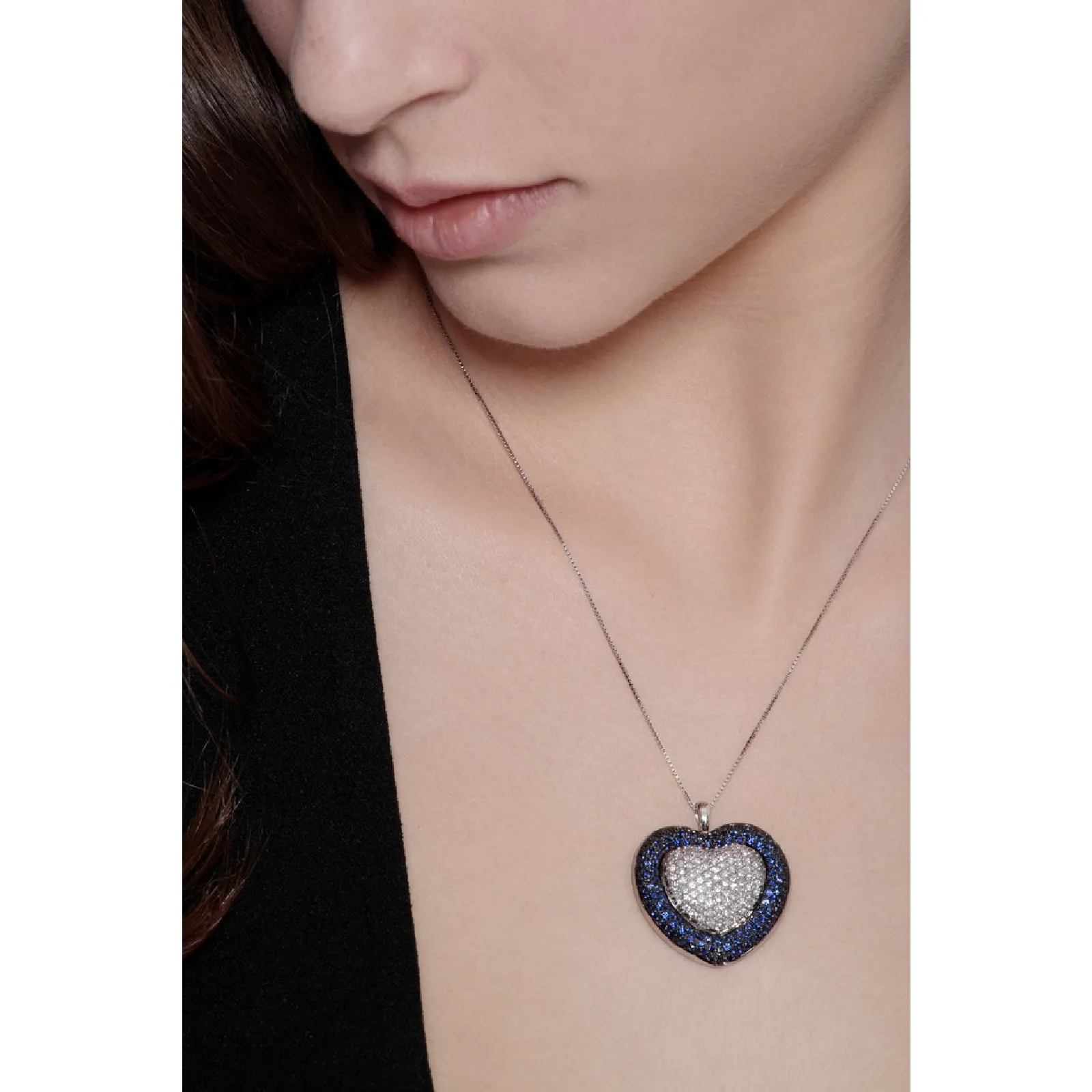 Collana in oro bianco 18k con ciondolo a cuore in diamanti e zaffiri blu