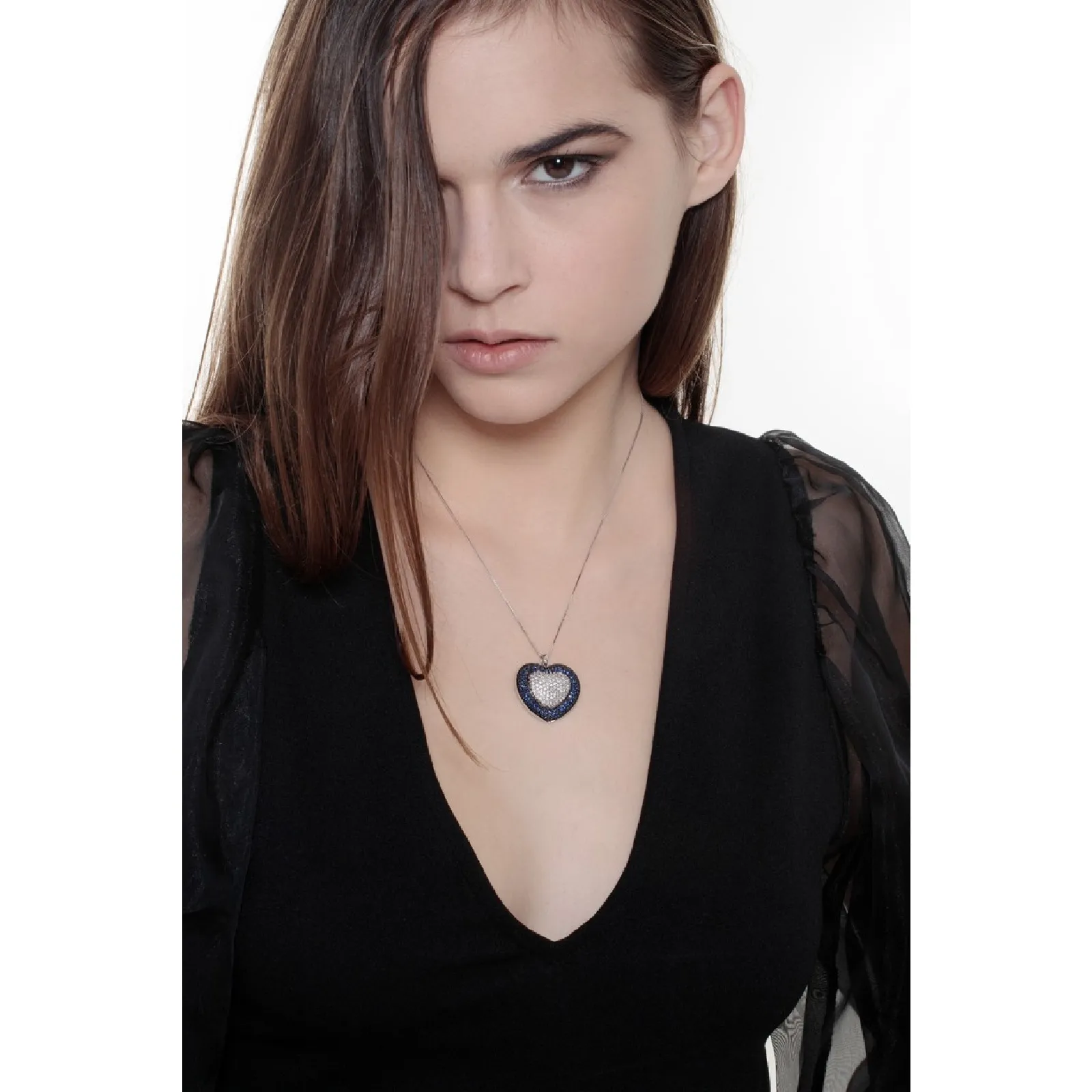 Collana in oro bianco 18k con ciondolo a cuore in diamanti e zaffiri blu
