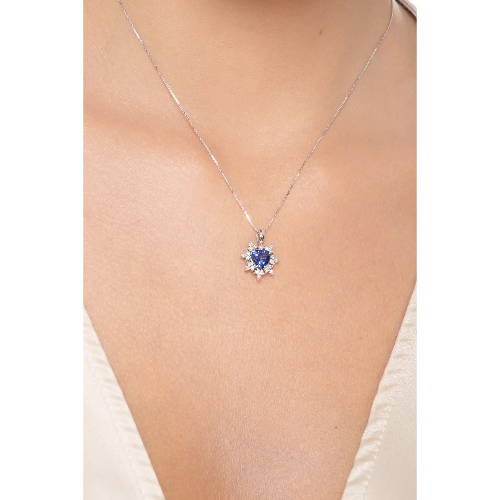 Collana in oro bianco 18k e ciondolo a 7 petali con zaffiro blu a cuore e diamanti