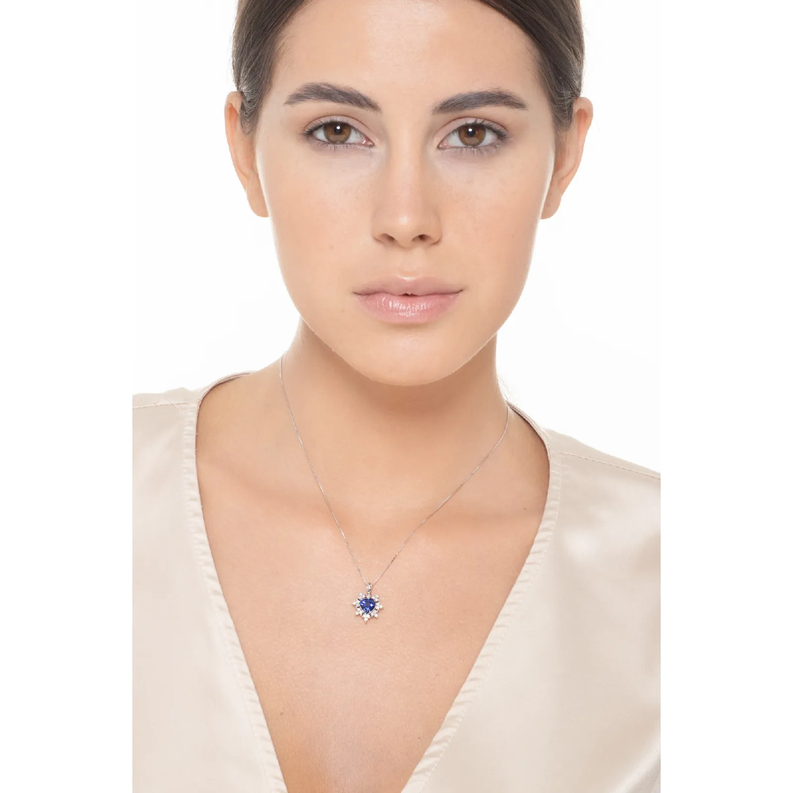 Collana in oro bianco 18k e ciondolo a 7 petali con zaffiro blu a cuore e diamanti
