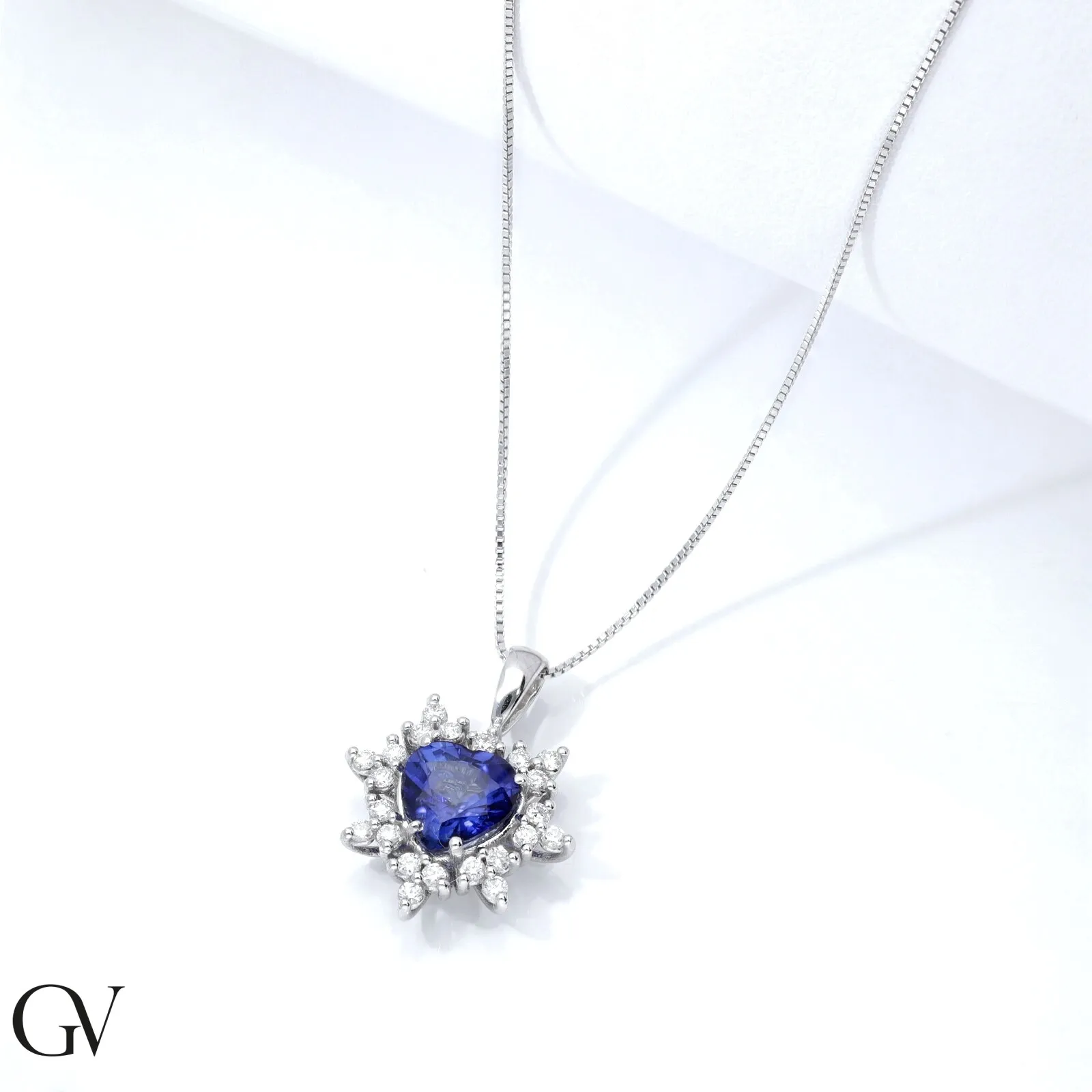 Collana in oro bianco 18k e ciondolo a 7 petali con zaffiro blu a cuore e diamanti