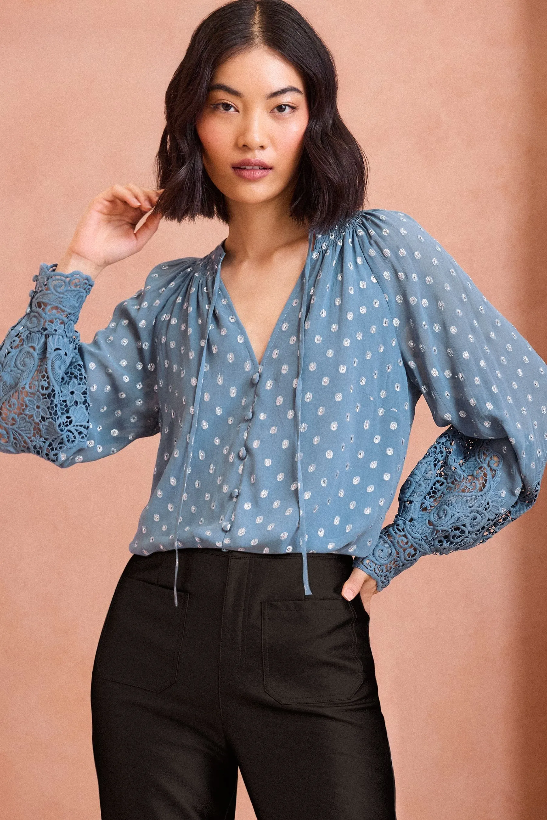 ENB | Love & Roses Scollo a V Metallico Lace Cuff Manica lunga Blouse    