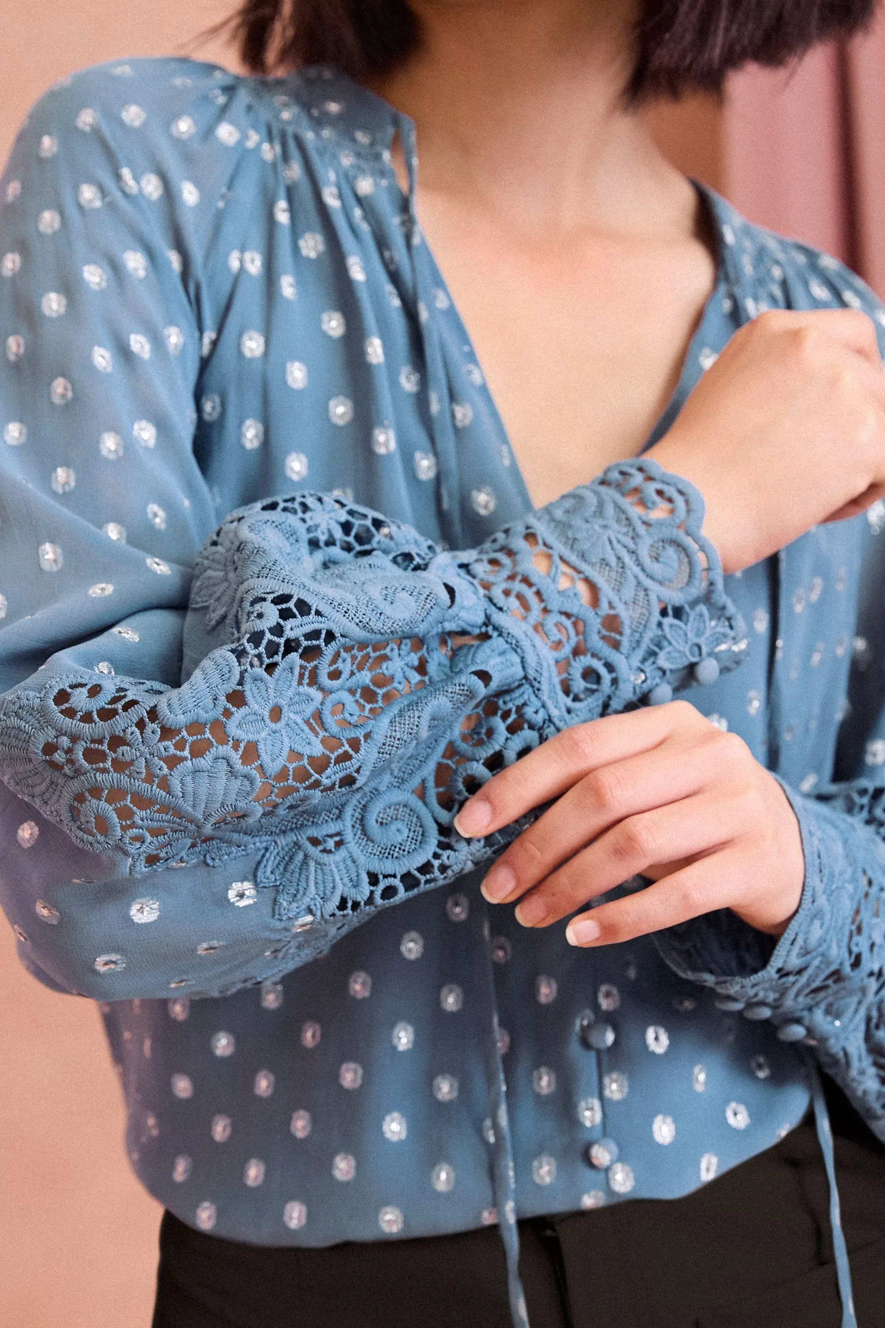 ENB | Love & Roses Scollo a V Metallico Lace Cuff Manica lunga Blouse    
