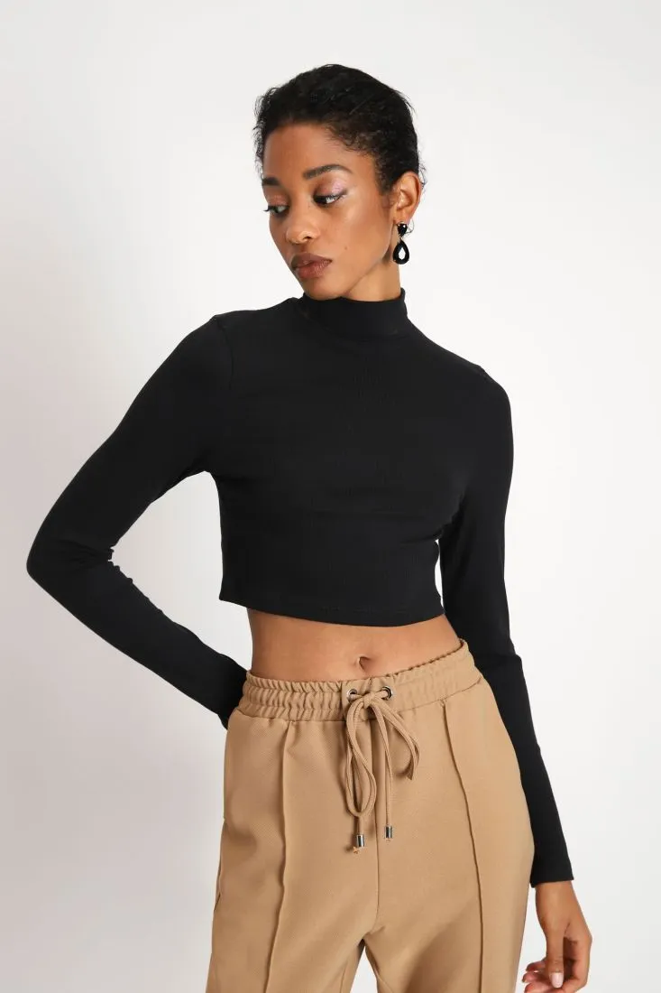 Maglia cropped monocolour a collo alto a costine