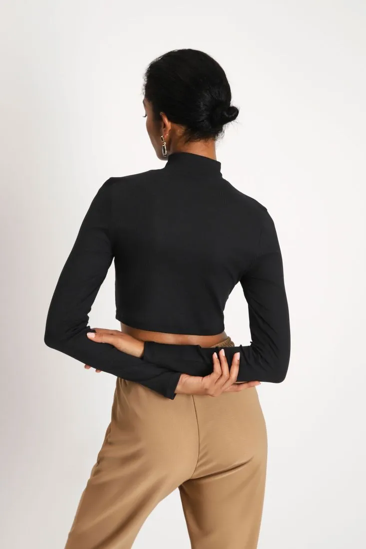 Maglia cropped monocolour a collo alto a costine