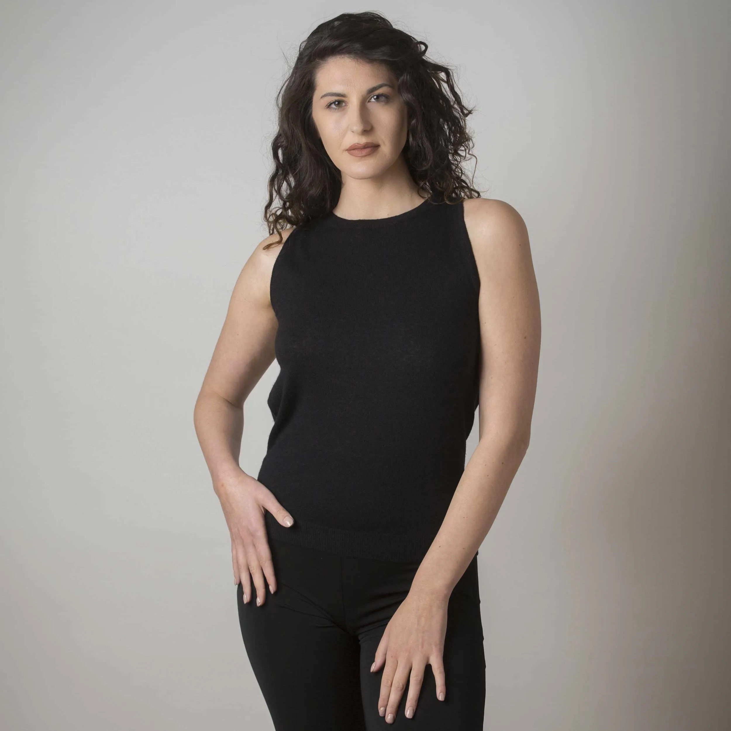 Maglia in Cashmere e Seta Nera Profonda Scollatura