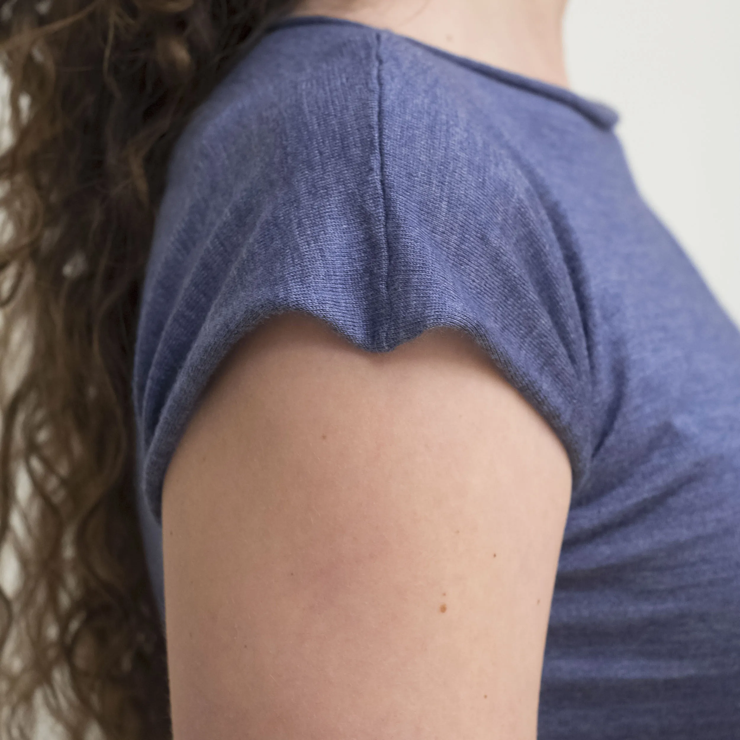 Maglia in Cashmere e Seta Scollo a Barca Ametista
