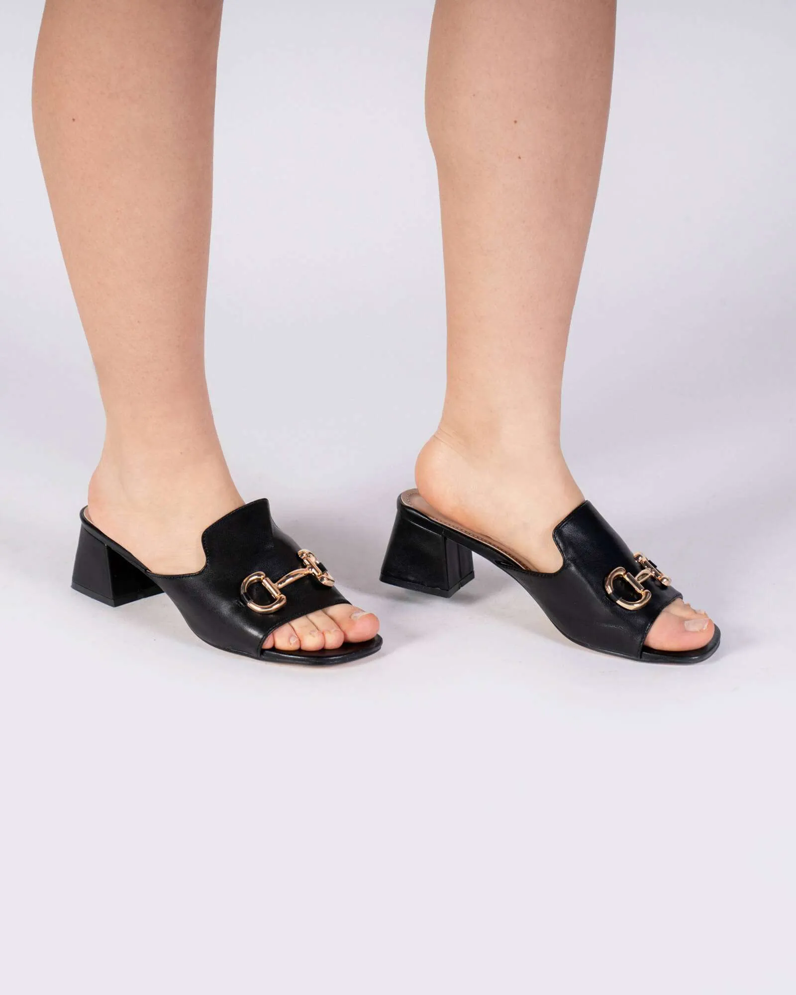 Mules in ecopelle con fibbia – Nero