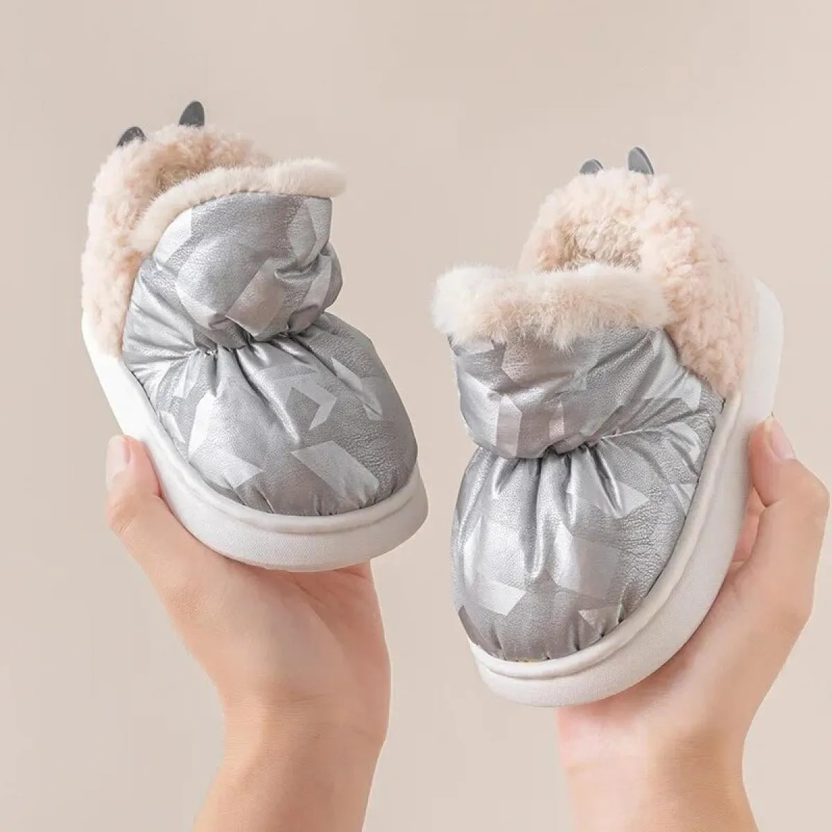 Nuove scarpe invernali in cotone 2024 per bambini moda stivaletti antiscivolo ragazzi ragazze calde scarpe primo camminatore per