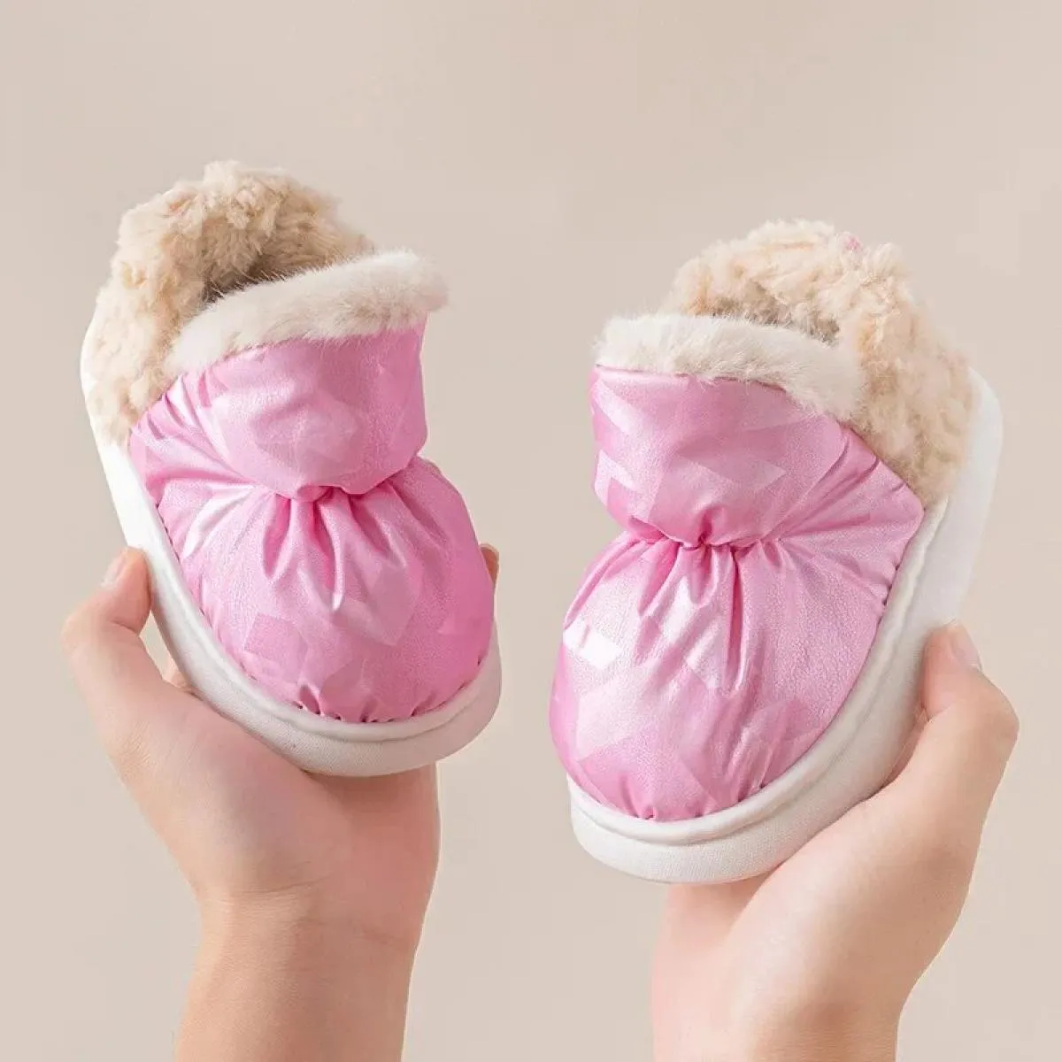 Nuove scarpe invernali in cotone 2024 per bambini moda stivaletti antiscivolo ragazzi ragazze calde scarpe primo camminatore per