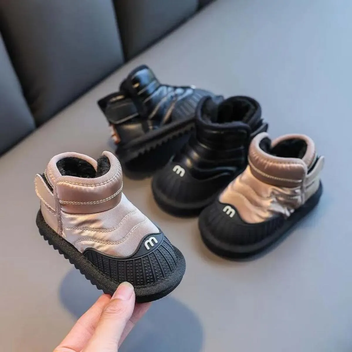 Nuovi stivali da neve per bambini invernali 2024 stivaletti alla moda stivali impermeabili in cotone antiscivolo ragazzi ragazze