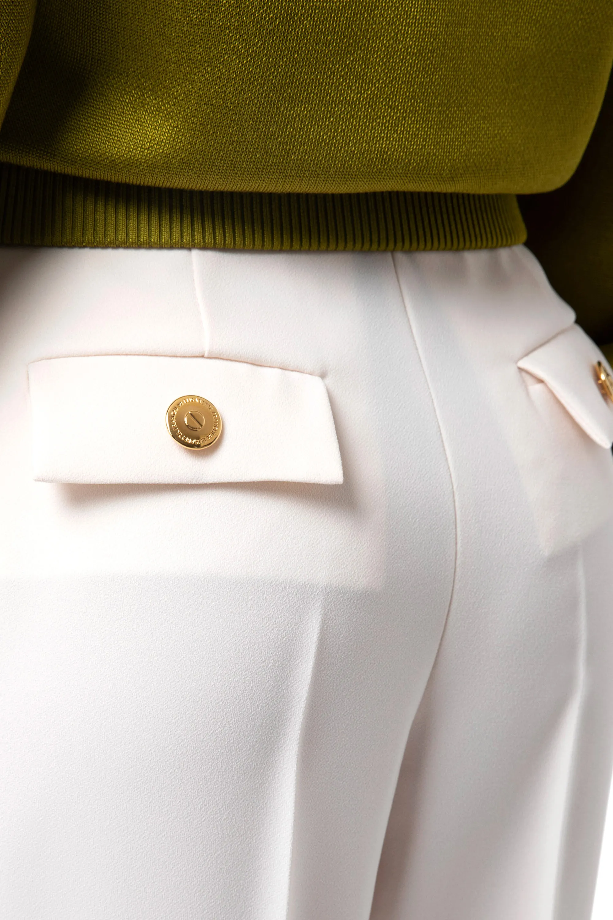 Pantalone in crêpe con pinces