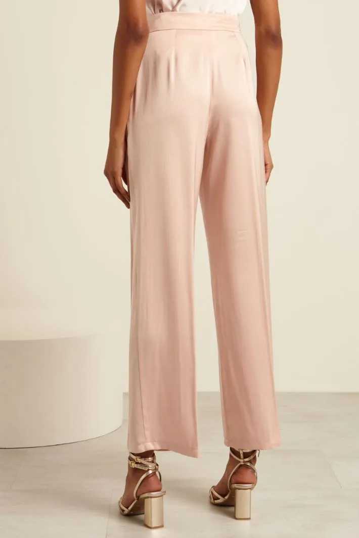 Pantaloni con pinces in raso