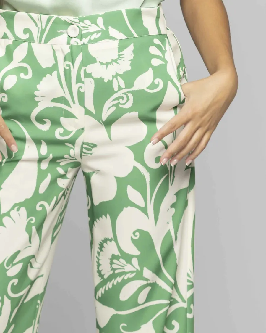 Pantaloni palazzo verde brillante in raso a fantasia ramage avorio
