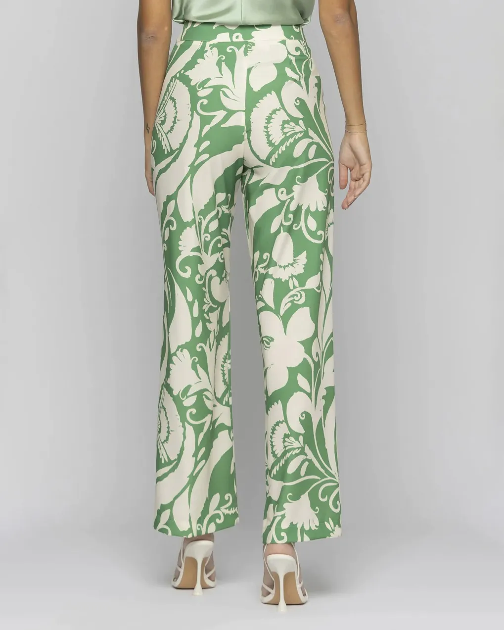 Pantaloni palazzo verde brillante in raso a fantasia ramage avorio