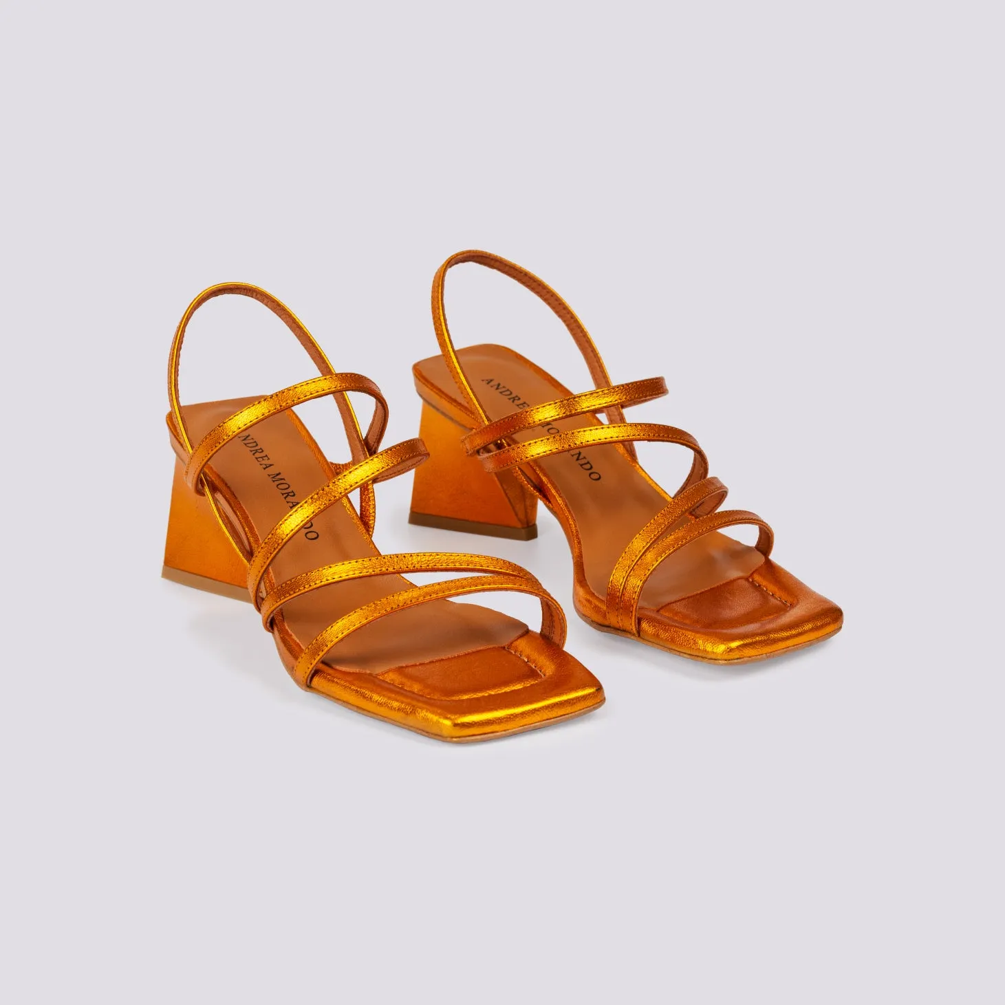 Sandalo in pelle laminata arancio con tacco optical e listini