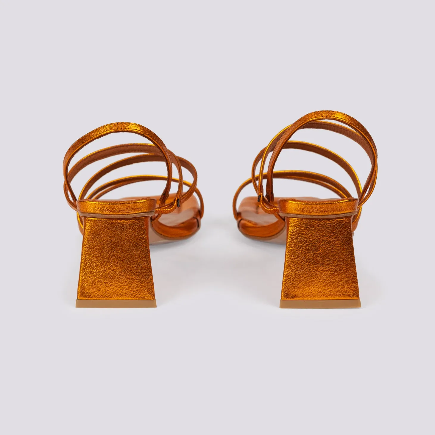 Sandalo in pelle laminata arancio con tacco optical e listini