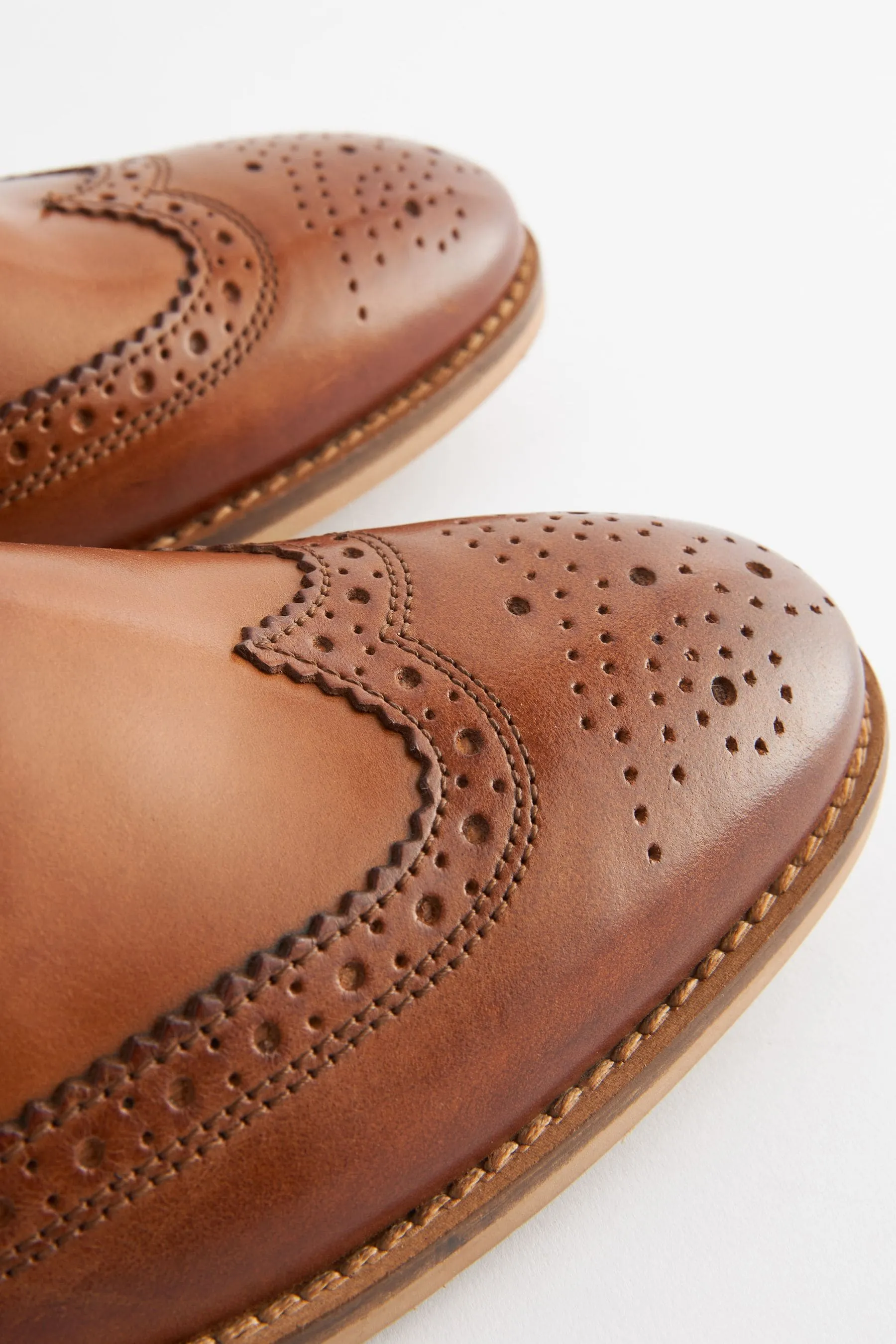 Scarpe brogue in pelle con suola a contrasto    