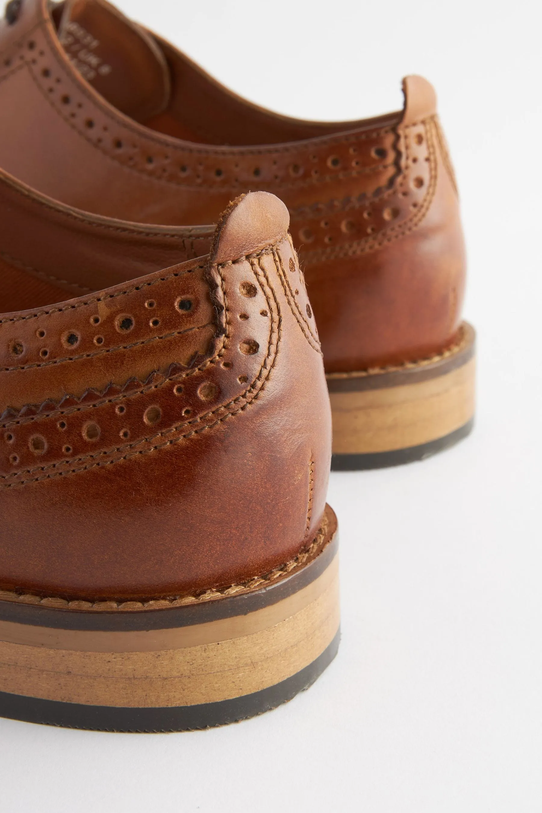 Scarpe brogue in pelle con suola a contrasto    