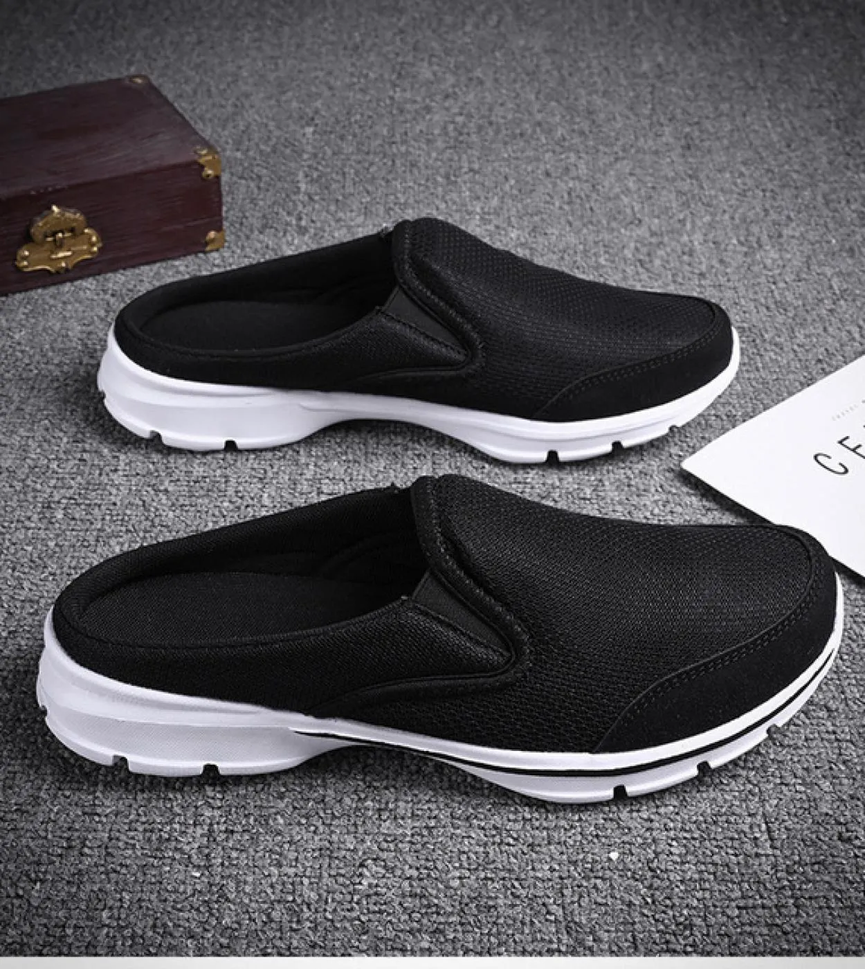 Scarpe casual da uomo New Summer Trend Mesh Traspirante Mezze scarpe da uomo Slip On Mezze pantofole nere Calzature maschili Cas