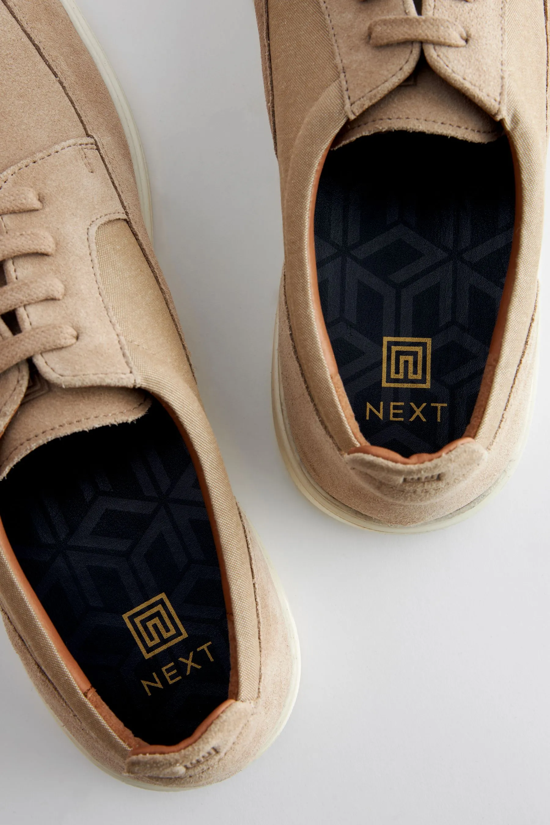 Scarpe casual scamosciata con suola sagomata    