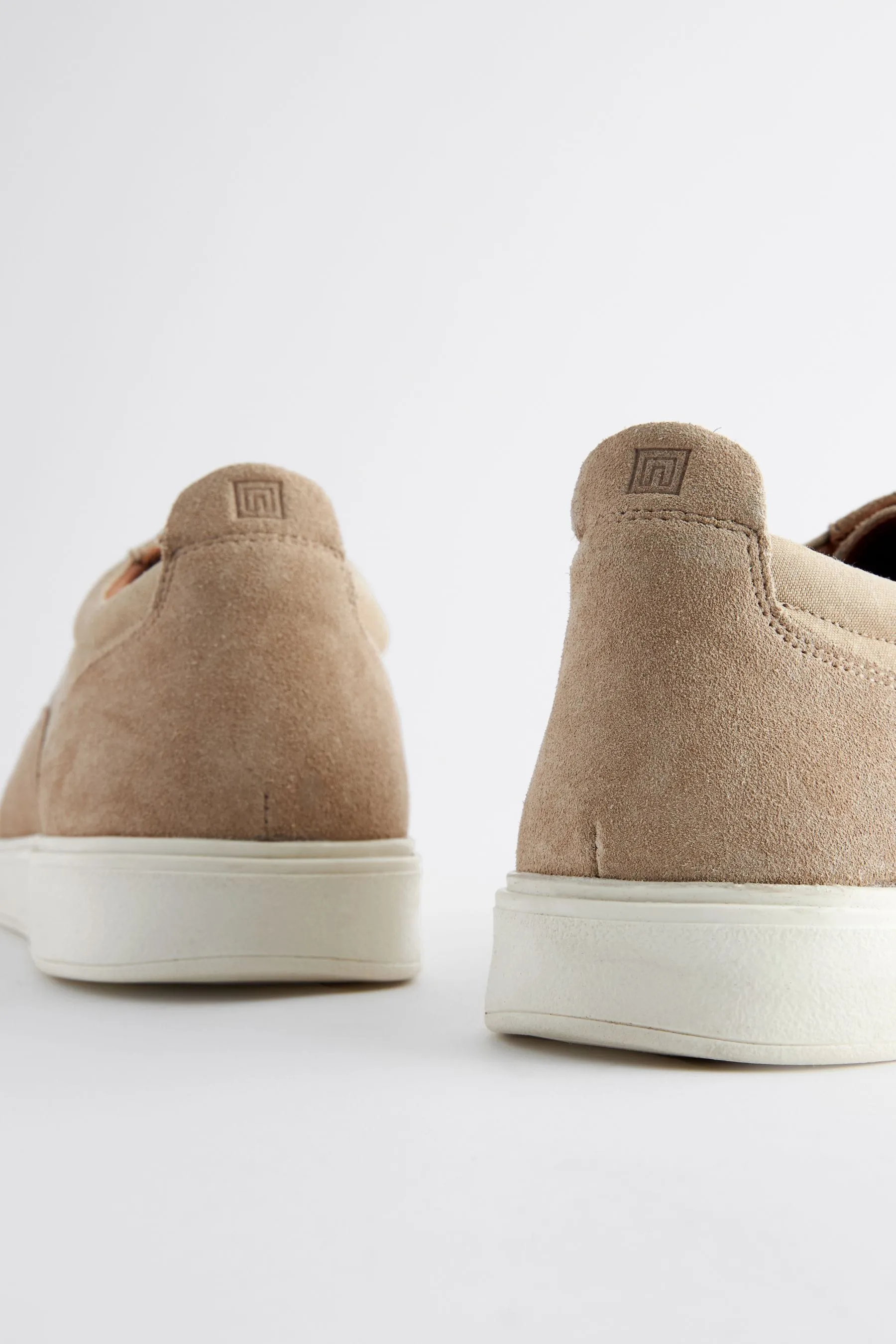 Scarpe casual scamosciata con suola sagomata    