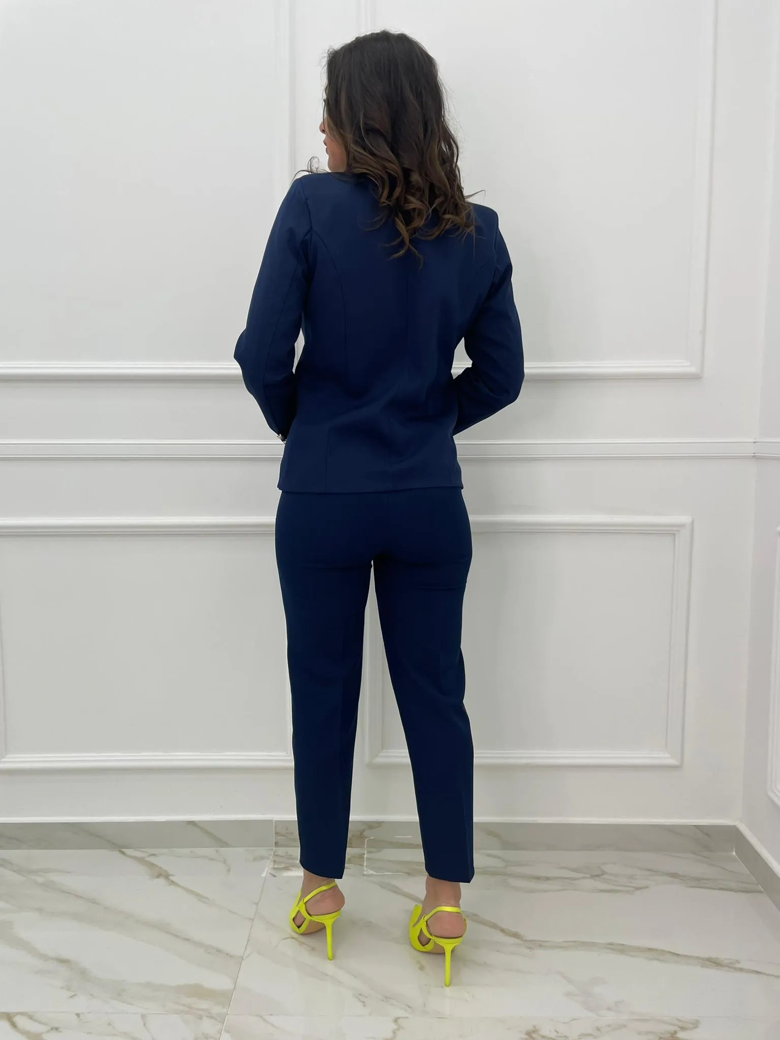 Tailleur con giacca e pantalone a sigaretta