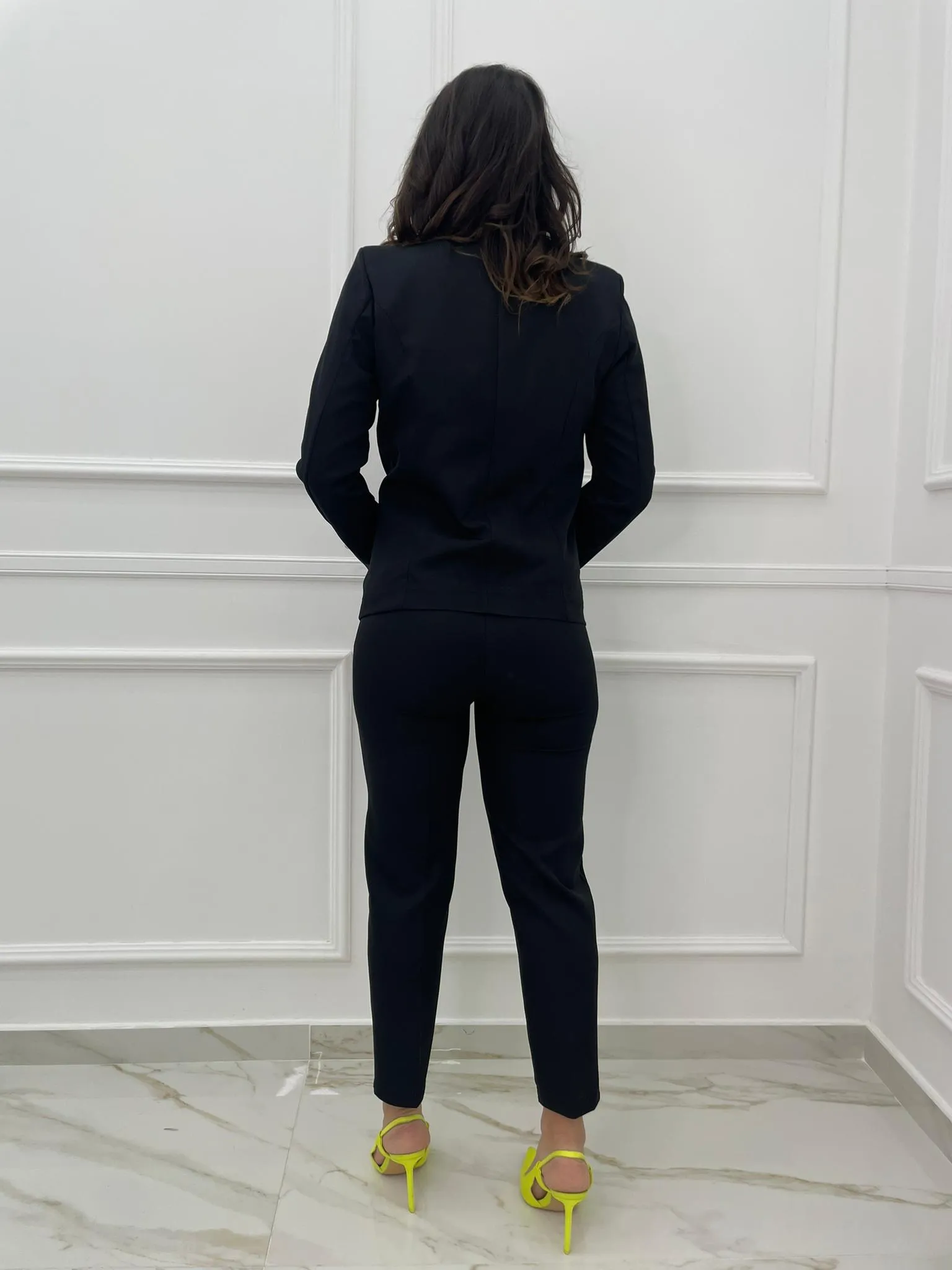 Tailleur con giacca e pantalone a sigaretta