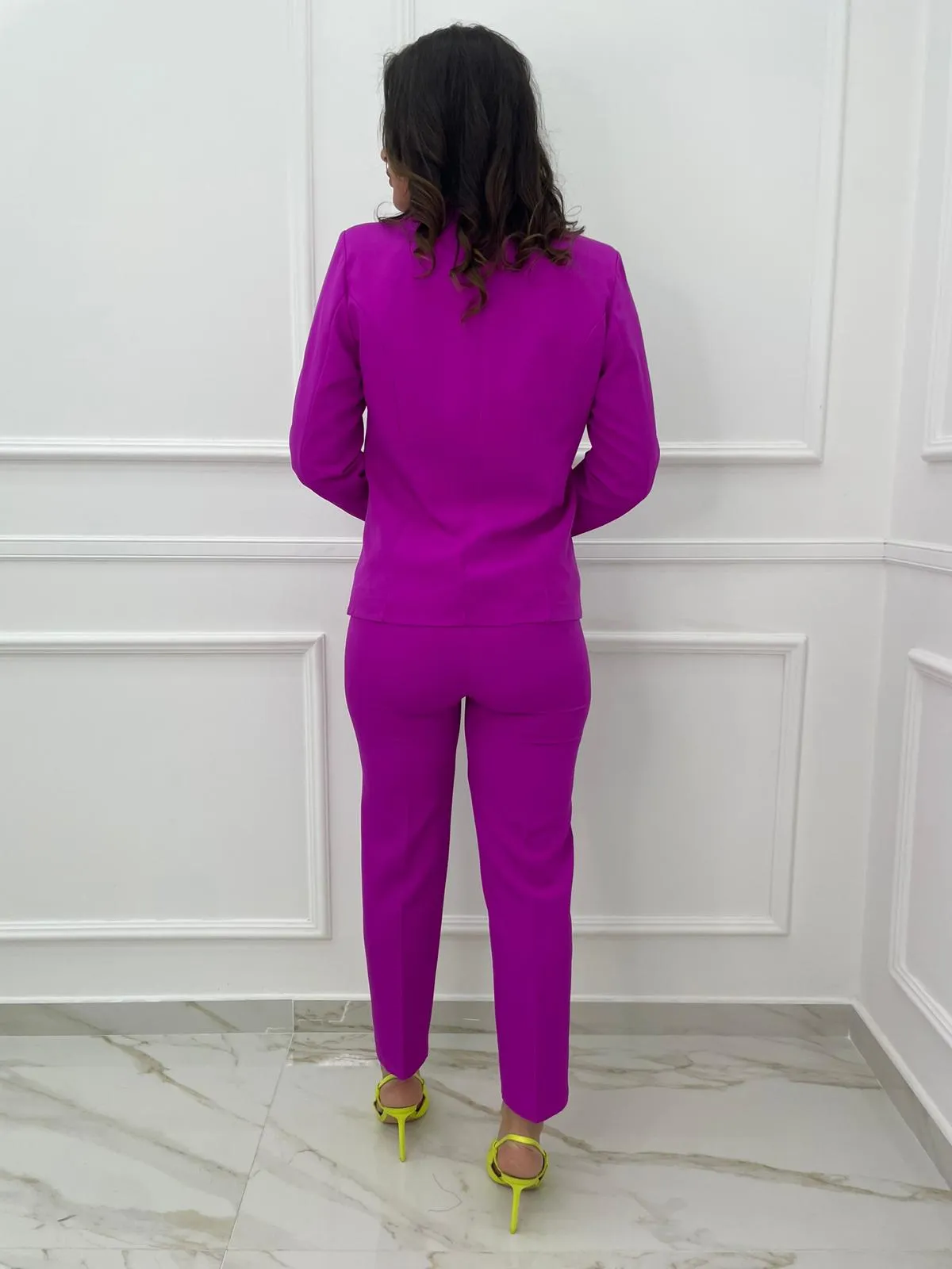 Tailleur con giacca e pantalone a sigaretta