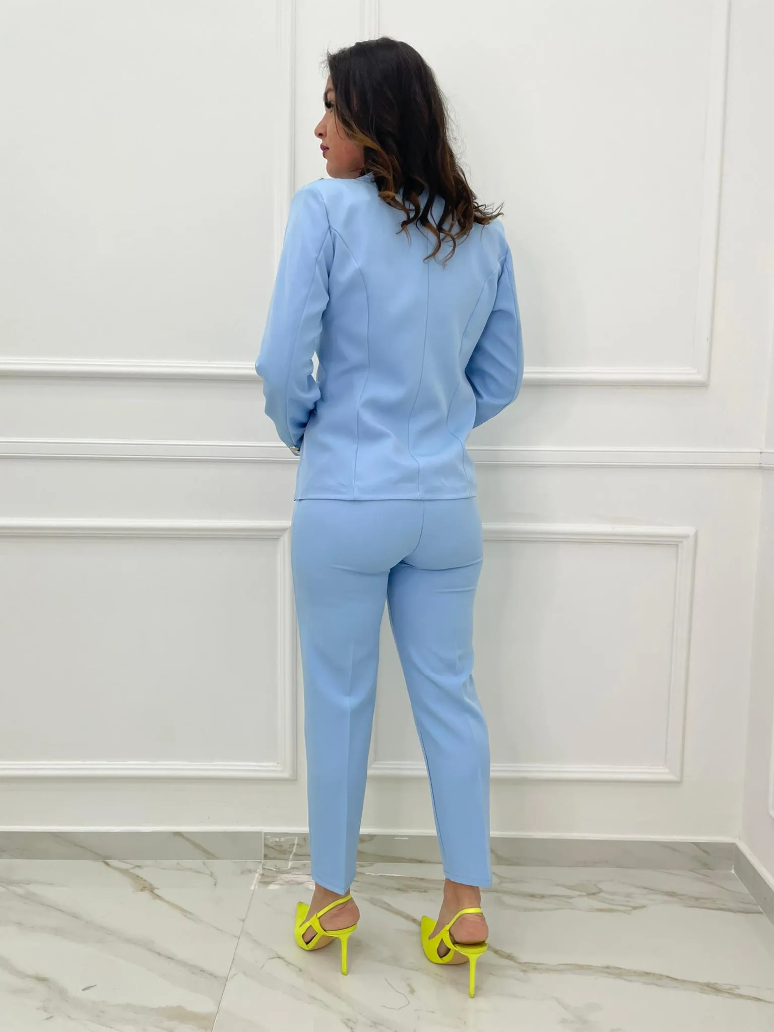 Tailleur con giacca e pantalone a sigaretta