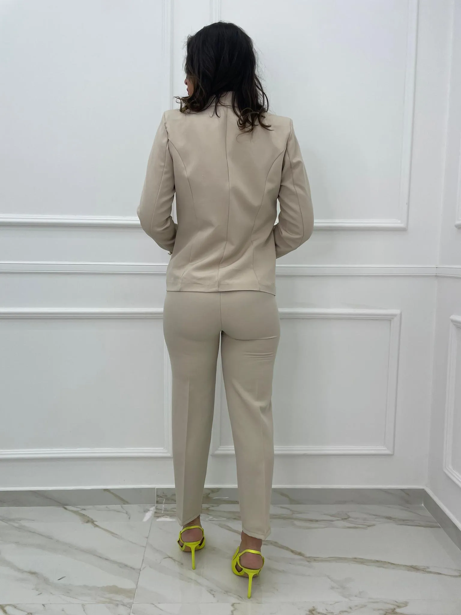 Tailleur con giacca e pantalone a sigaretta